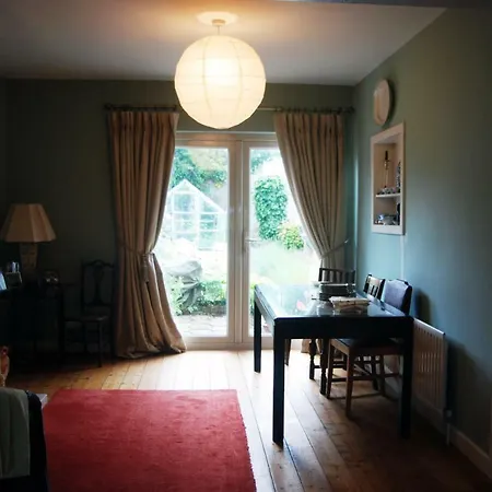 Monkstown Private House Homestay Дун-Лэаре